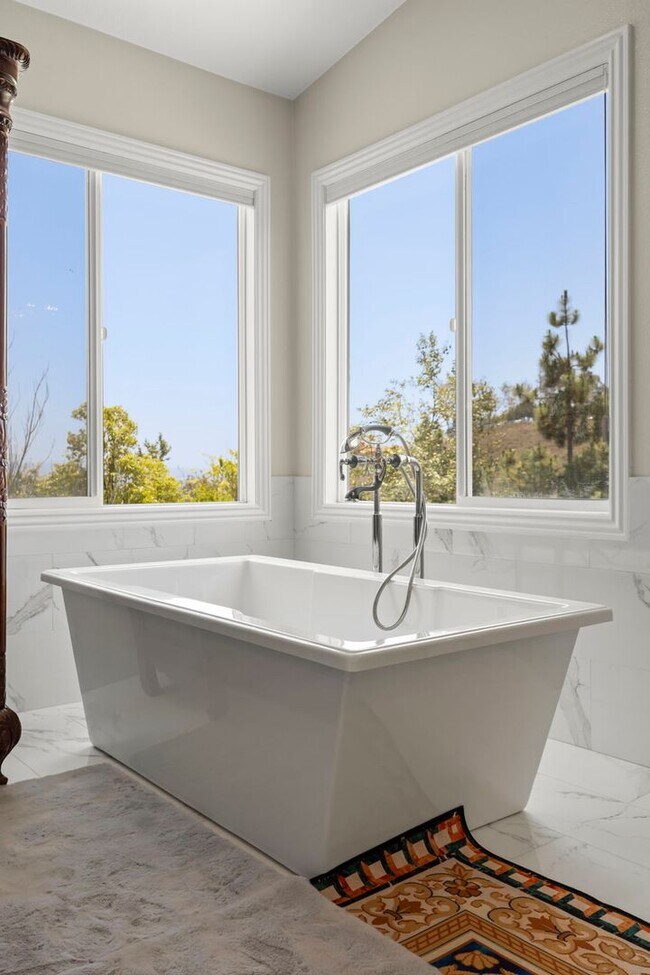 Building Photo - Exquisite Luxury Living in the Moorpark Country Club Estates