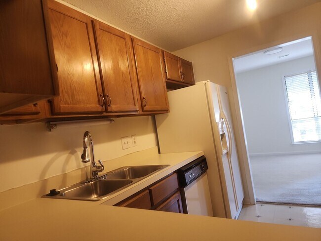 Building Photo - 4100 Sedgewood Dr