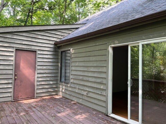 Building Photo - 104 Lystra Hills Ln