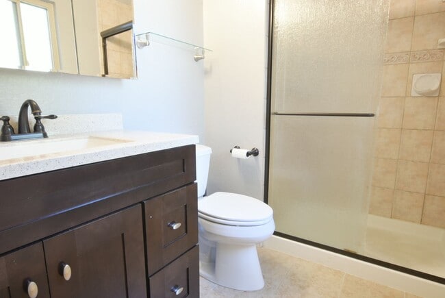 Building Photo - Beautiful 3 Bedroom 2.5 Bath End Unit Town...