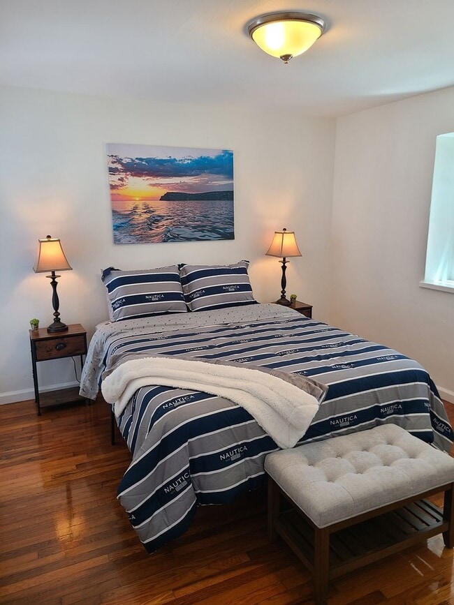 Building Photo - Charming 2 Bed 1 bath "fully furnished mon...
