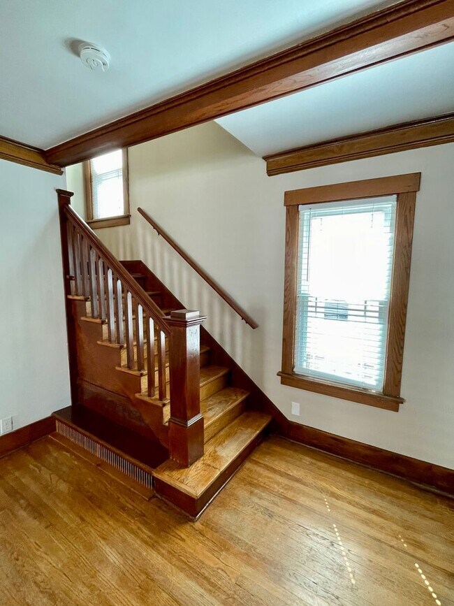 Building Photo - Beautiful & Spacious 3 Bedroom Rental Home...
