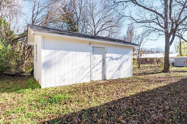 Building Photo - 208 N Coleman St