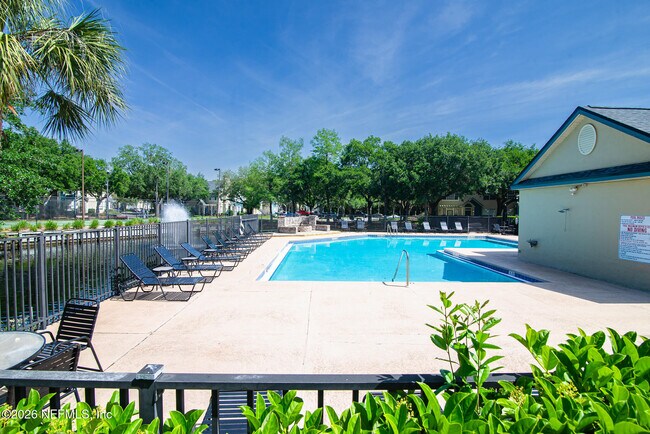 Building Photo - 13703 Richmond Park Dr N