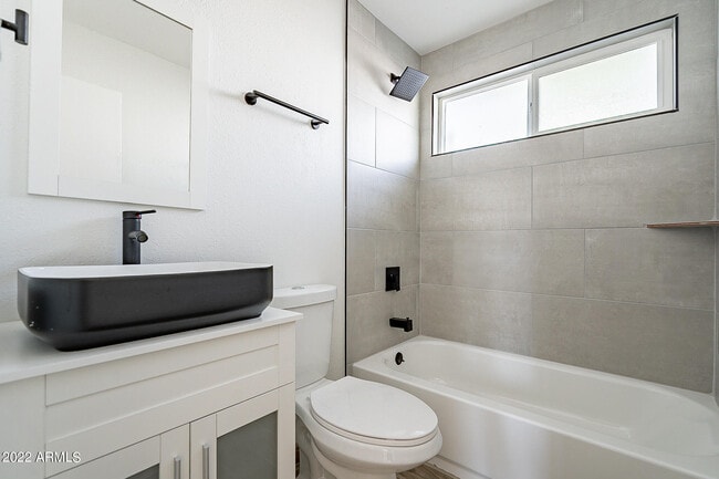 Building Photo - 37 E El Parque Dr