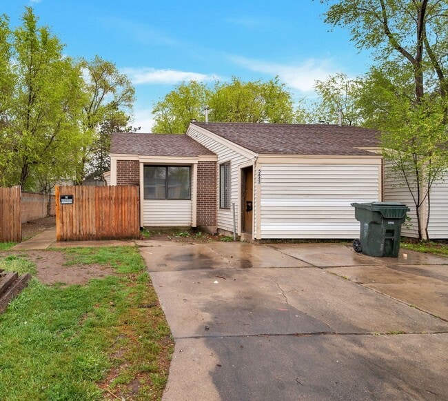 Building Photo - Newly Remodeled 2 Bed 1 Bath Duplex in West Valley