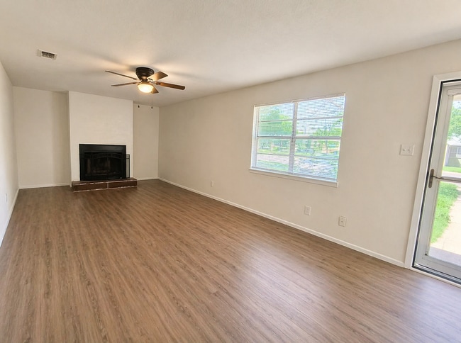 Building Photo - Charming Newly Remodeled 3 bedroom, 2 bath home COMING SOON!