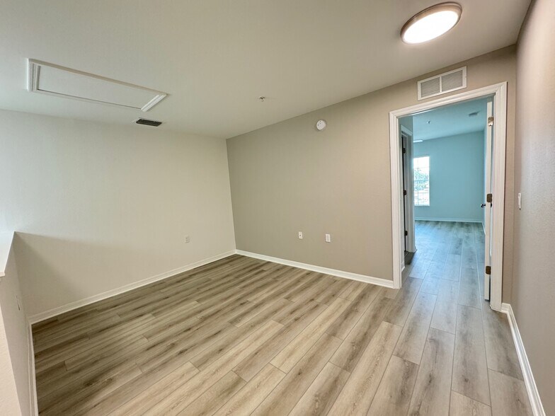 Building Photo - 9093 Gervais Cir