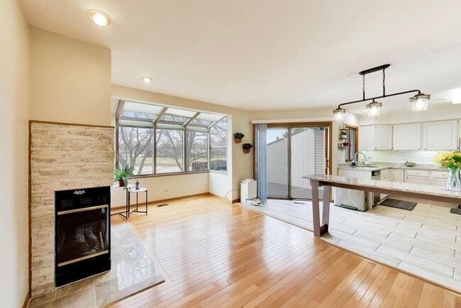 Building Photo - 943 W Essex Pl