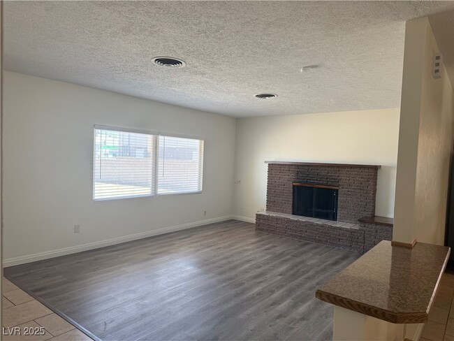 Building Photo - 5643 S Pecos Rd