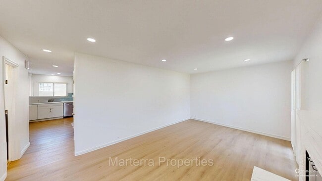 Building Photo - Beautiful 4 bedroom Home!