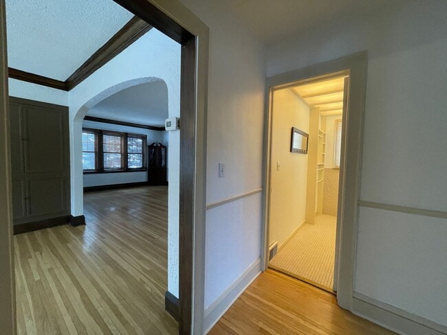 Building Photo - Timeless Spacious 3br + Den/2ba Edina Home w/Hardwood Floors, Large Yard, 2 Car Garage