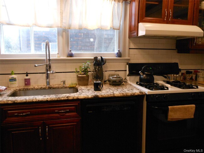 Building Photo - 47 Monroe St