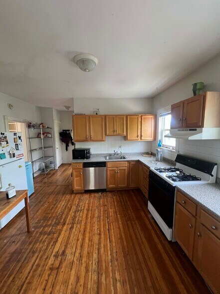 Building Photo - 68 Willow Ave