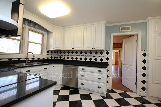 Building Photo - 327 N Park Dr