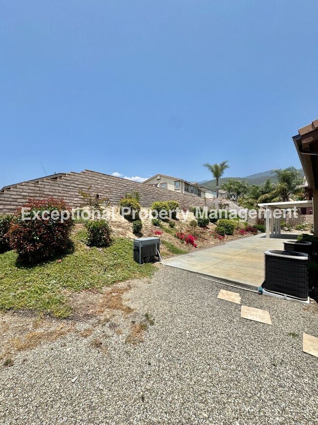 Building Photo - Beautiful 3 bedroom 3 bathroom single stor...