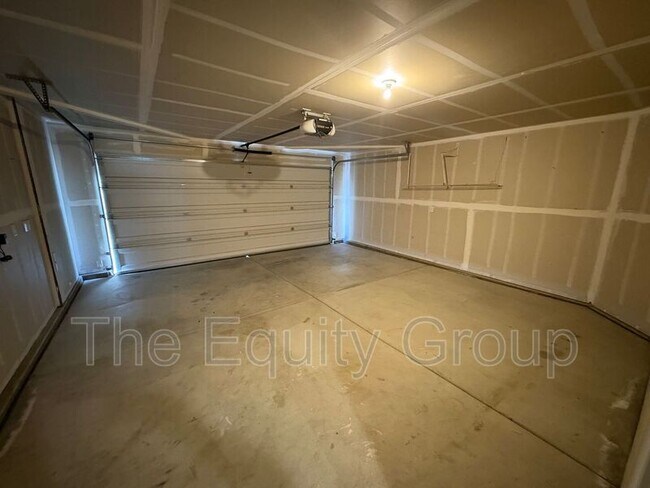 Building Photo - 3316 W Wren Ave