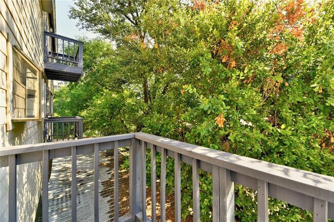 Building Photo - 711 W 21st St