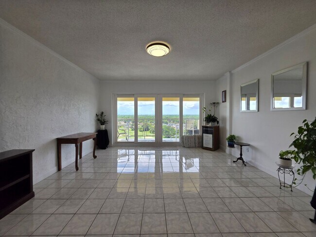 Building Photo - 1BR/1BA waterfront condo with golf course ...