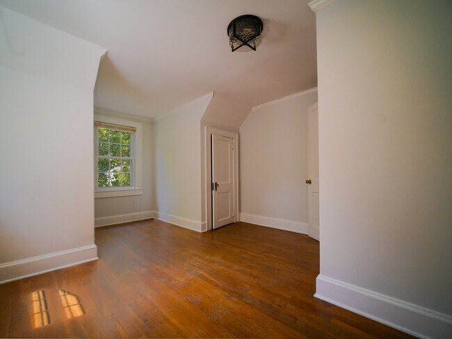 Building Photo - "Charming 3-Bedroom Home with Hardwood Floors & 2 Full Baths in Bessemer City – 1758 Sq Ft of Com...