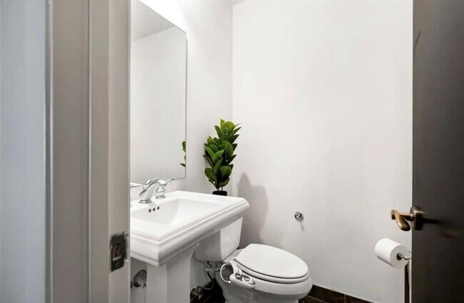 Building Photo - 711 Main St