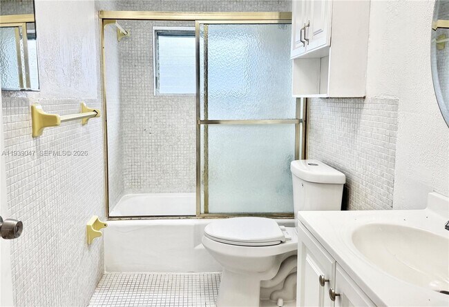 Building Photo - 1855 NE 121st St