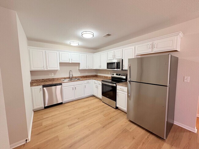 Building Photo - 118-122 SW Rock Garden St