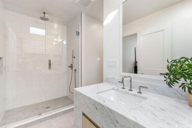Building Photo - Glen Park: Impressive Top Floor Unfurnishe...
