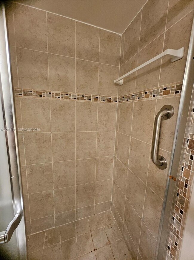 Building Photo - 559 Mansfield M
