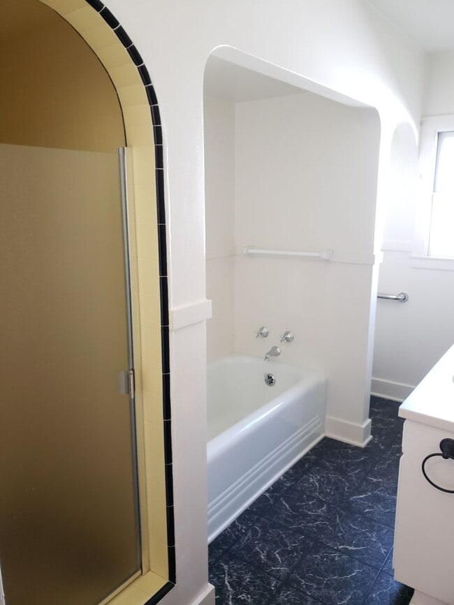 Building Photo - Charming Single Story 3 Bedroom 2 Bath Ava...