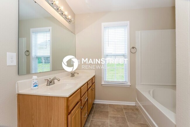 Building Photo - 4 Bedroom Pet-Friendly Home in Charlotte, NC with Main Street Renewal