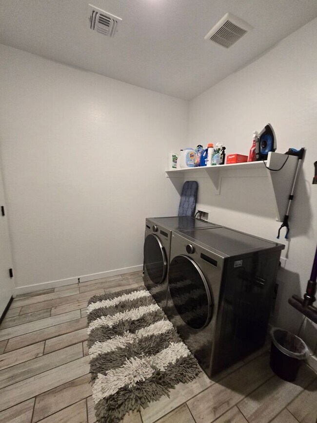 Building Photo - 3 Bedroom, 2 Bath Available Plus a Den!!! ...