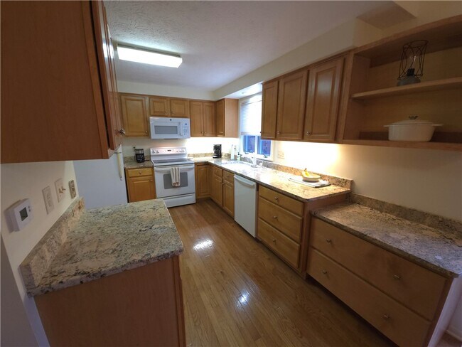 Building Photo - 26 Treetop Dr