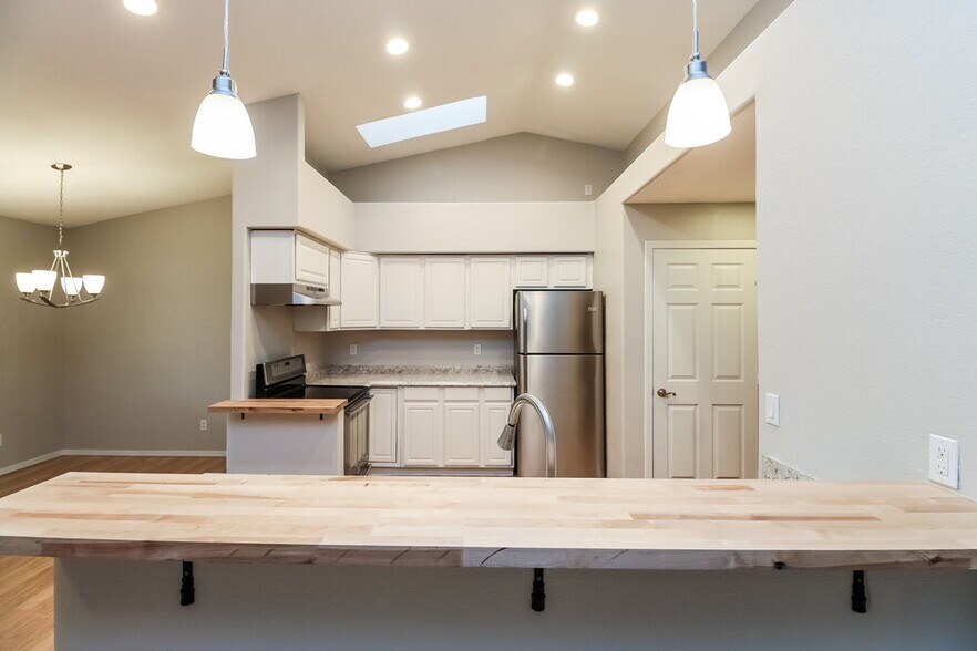 Building Photo - 1136 N Cottonwood Ct