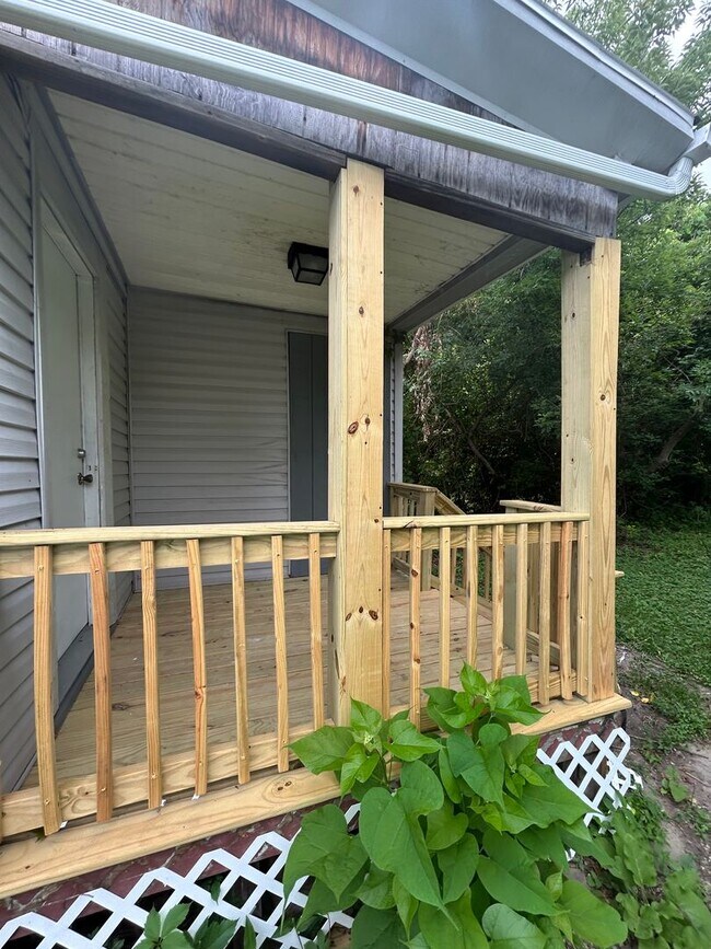 Building Photo - Coming Soon! Section 8 Accepted! Renovatio...