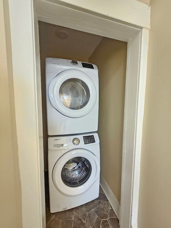 Building Photo - 2028 W 9th Ave