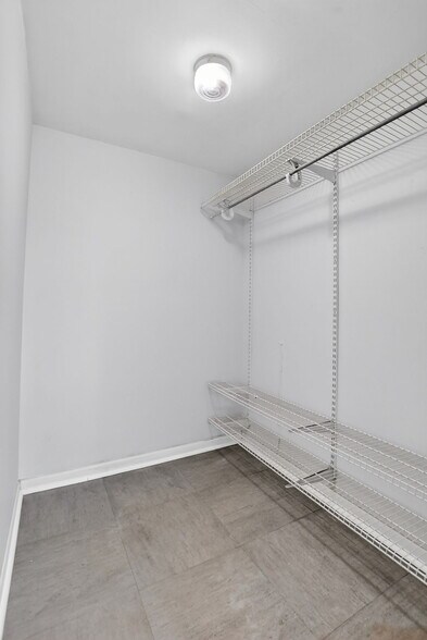 Master Closet 644 NW 13th 11 - 644 NW 13th St