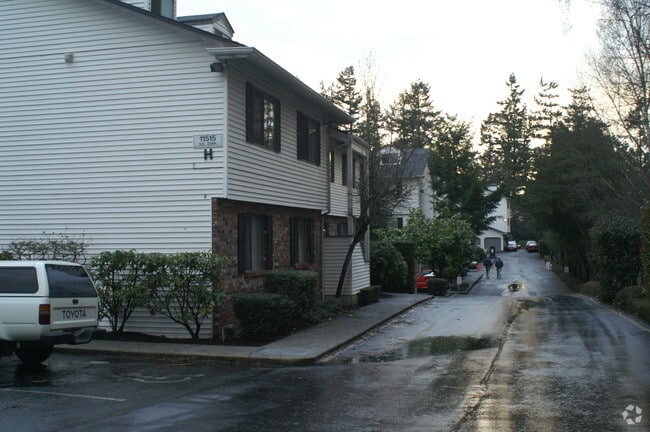  - Colonial Square Apartments