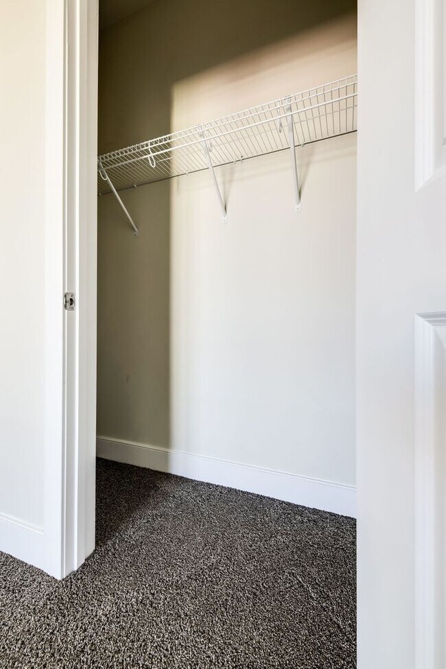 Building Photo - Updated 3br/2.5ba Condo Townhome Alexandria Walk to Metro