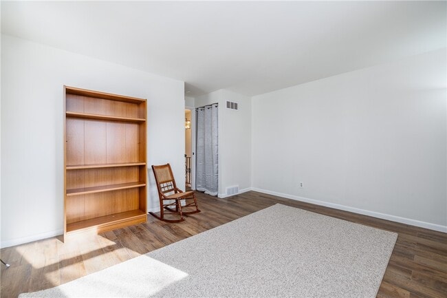 Building Photo - 207 W Ivy St