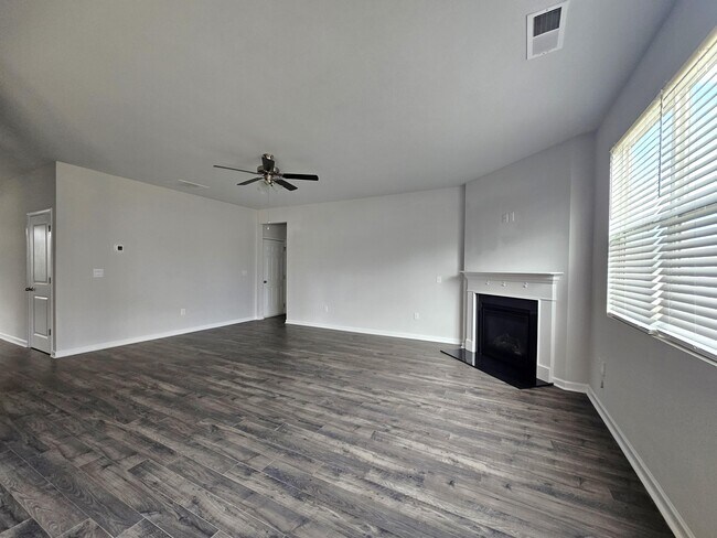 Building Photo - 1319 Birch Cir