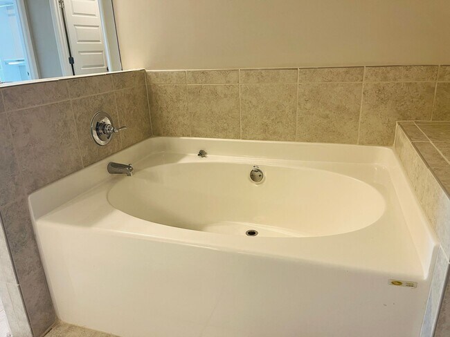 Building Photo - Wow! 4 bedroom 2.5 bathroom in Suwanee! Must See!!