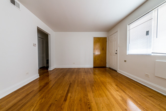 Spacious living room at 7706 S Saginaw! - 7706 S Saginaw Ave