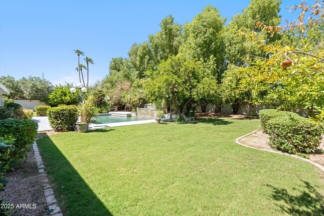 Building Photo - 7250 E Paradise Dr