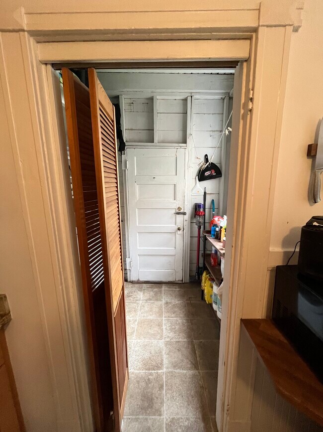 Building Photo - 19 Sharon St