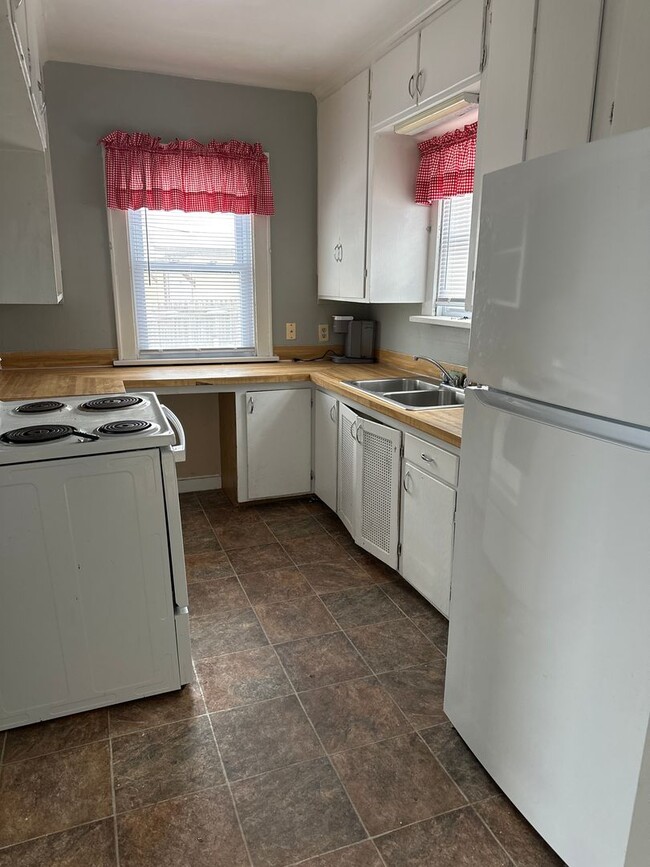 Building Photo - 1445 W 2nd St