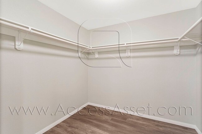 Building Photo - Beautiful 3 Bed/3.5 Bath Condo In Tustin!