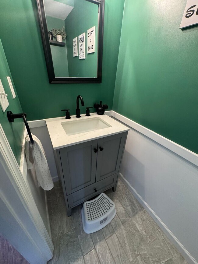 Building Photo - Spacious Three Bedroom Home