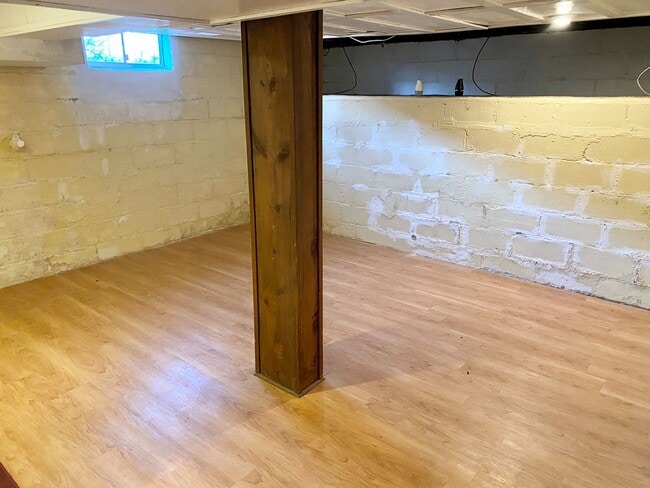 Building Photo - 1 bedroom home w/ fenced in yard