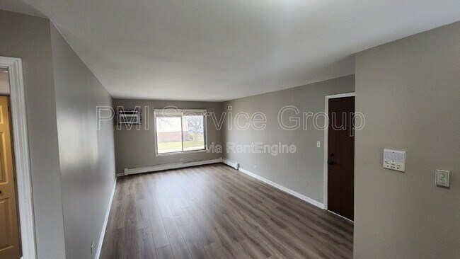 Building Photo - 400 Echo Ln